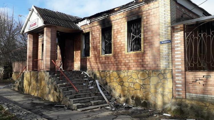 Огонь обрушил крышу кафе в Петровском округе