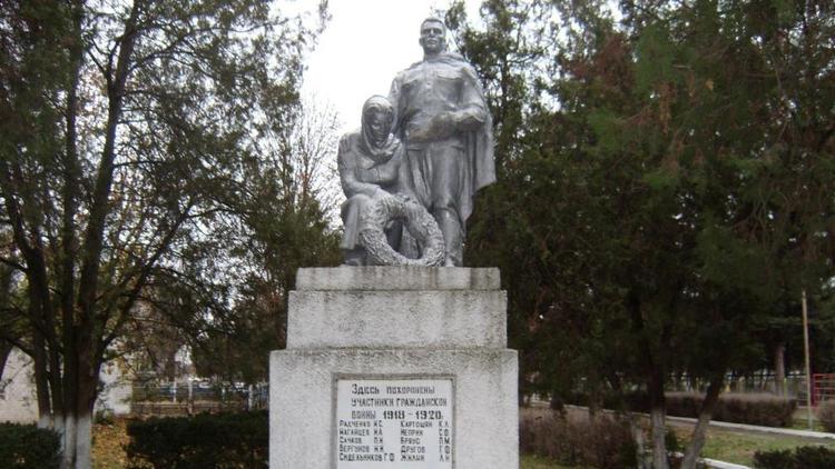 Памятник героям Гражданской войны ремонтируют в Кочубеевском округе Ставрополья