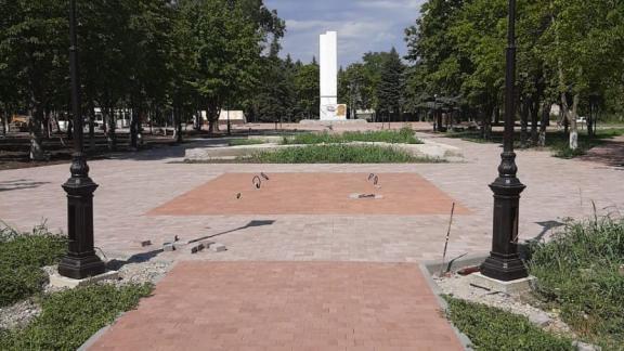 В Георгиевске обновляют площадь перед зданием ЖД вокзала