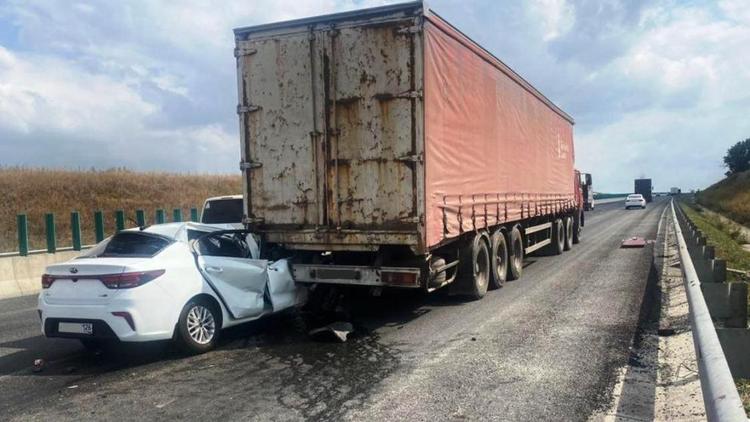 Пассажиры легковушки пострадали при ДТП с КамАЗом на Ставрополье