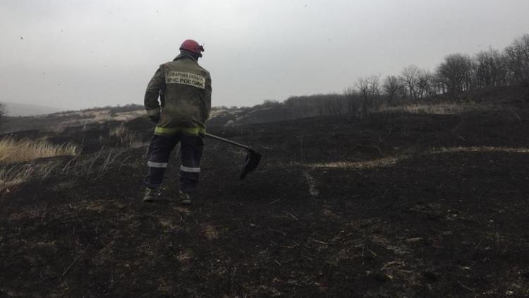 Ставропольские спасатели борются с огнём и ветром 27 марта