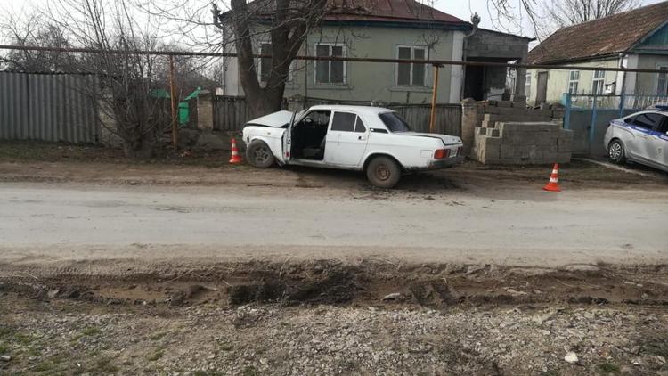 Водитель-бесправник на Ставрополье попал с детьми в аварию и сбежал