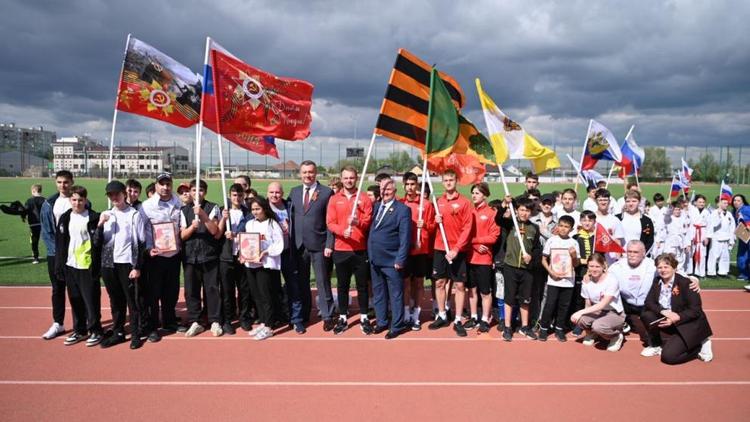 В Будённовске прошел массовый легкоатлетический забег «Знамя Победы»