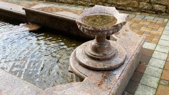 Чаша фонтана из испанского гранита в Кисловодске пострадала от рук вандалов