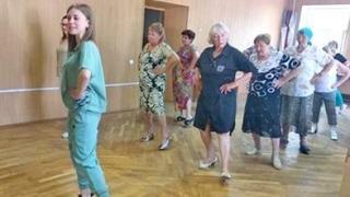 Пожилые жители станицы Зольской полюбили танцы благодаря социальным работникам