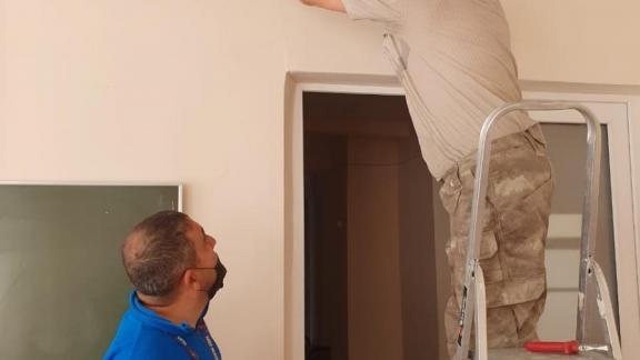 В школе Ставрополя оперативно устранили проблему с навесным потолком