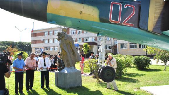 В кадетской школе им. А. Еромолова в Ставрополе установлен памятник истребителю МиГ-23
