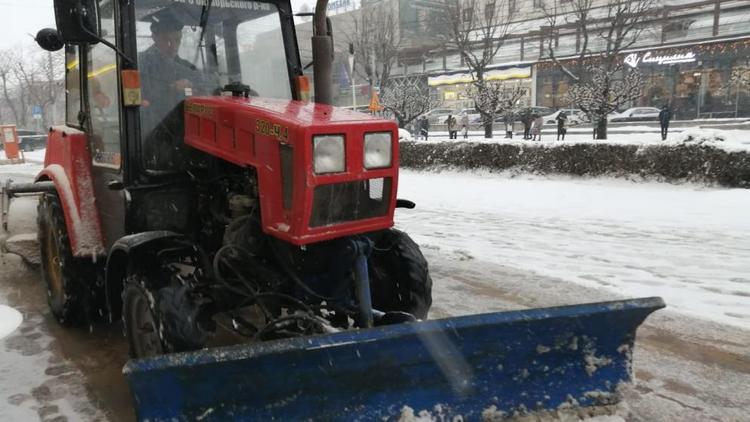 Более 60 единиц техники вывели на дороги Ставрополя после снегопада