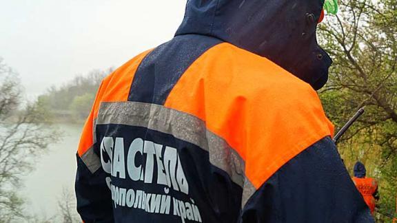 Вытащить автомобиль из грязи помогли ставропольские спасатели семье из Краснодара