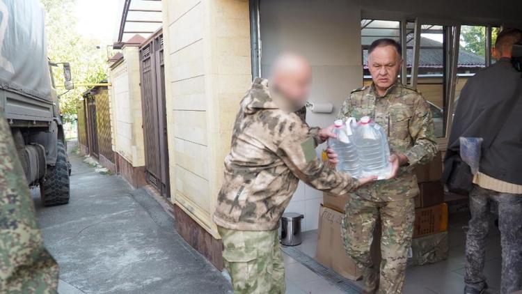 Около 10 тонн гуманитарного груза отправили ставропольские депутаты военнослужащим