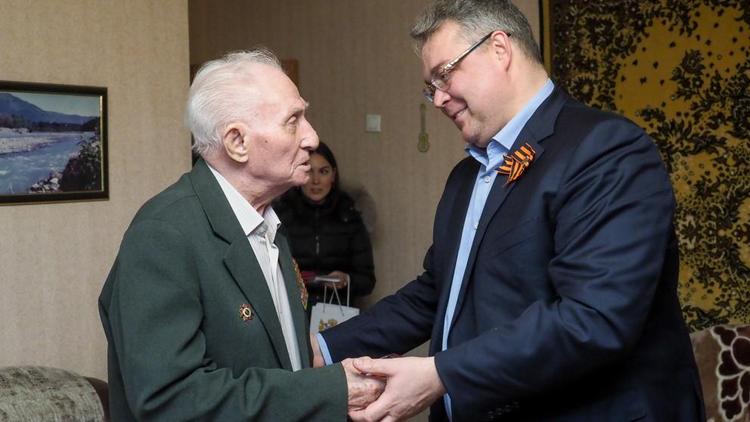 Владимир Владимиров вручил медали ветеранам из Невинномысска