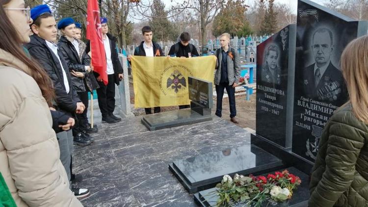 В Новоалександровске в День Победы приносят цветы к памятнику Героя Советского Союза