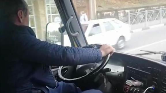 Водителя автобуса в Кисловодске оштрафуют за телефон в руках