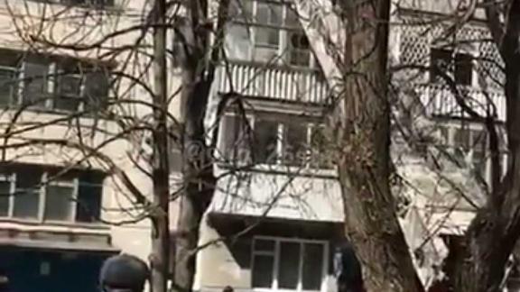 Маленькая девочка едва не упала с 4-го этажа на улице Доваторцев в Ставрополе