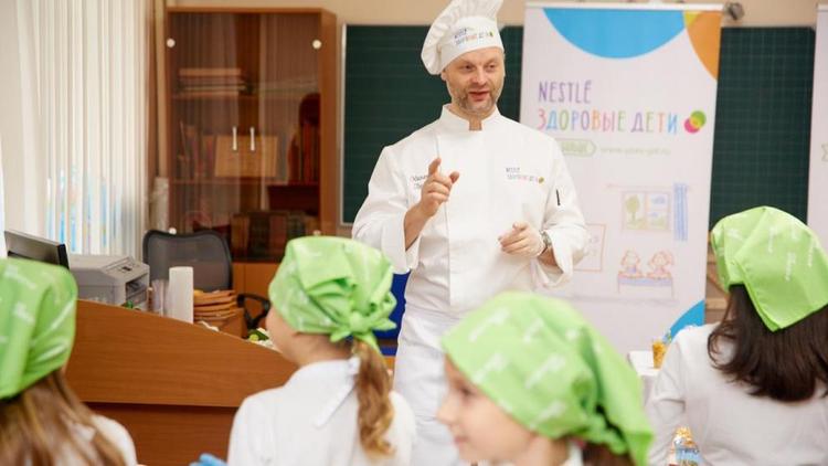 Шеф-повар Михаил Лиске научил школьников Ставрополя готовить десерт из фруктов