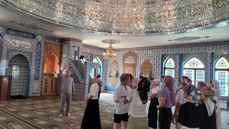В Пятигорской мечети с экскурсией побывали православные школьники
