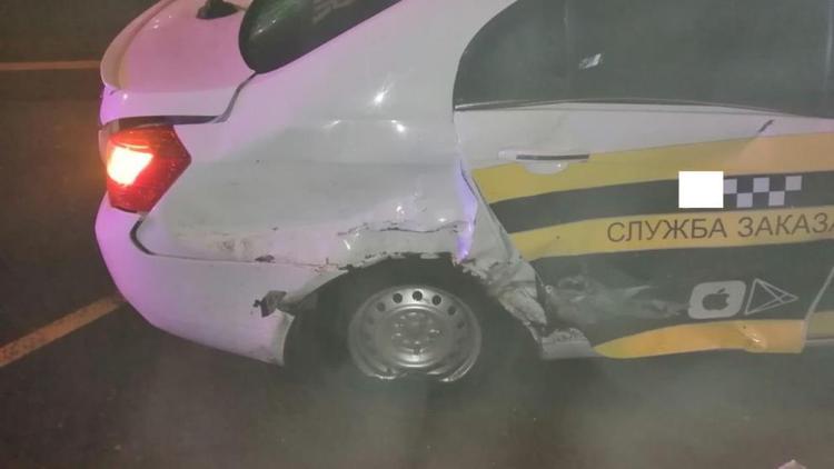 В Ставрополе водитель кроссовера врезался в такси