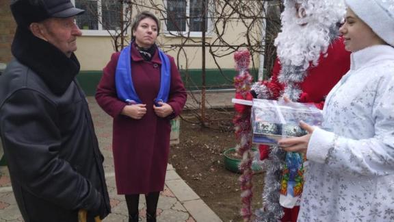 Активисты «Единой России» поздравляют ветеранов Ставрополья с наступающим Новым годом