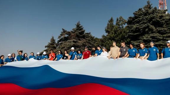 Участники форума «Машук-2022» развернули триколор в День флага России