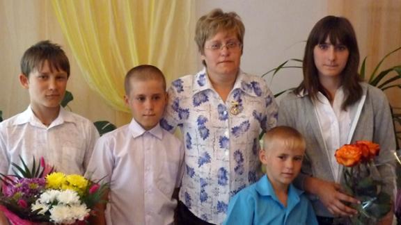 Многодетная мама Елена Нужа из Ипатовского района получила медаль «Материнская слава» 3-й степени
