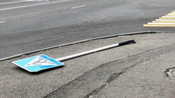 В Ставрополе сильный ветер повалил дорожный знак
