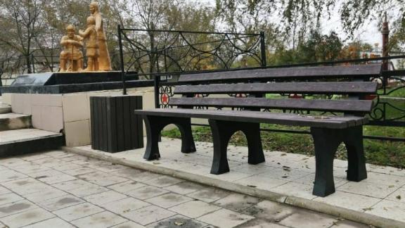 На улицах Будённовского округа устанавливают скамьи из переработанных мусорных пакетов