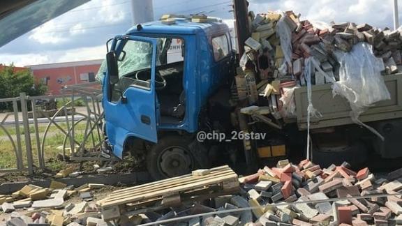 В Ставрополе грузовик столкнулся с такси и рассыпал тротуарную плитку