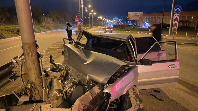 Автомобиль въехал в дорожный отбойник в Пятигорске