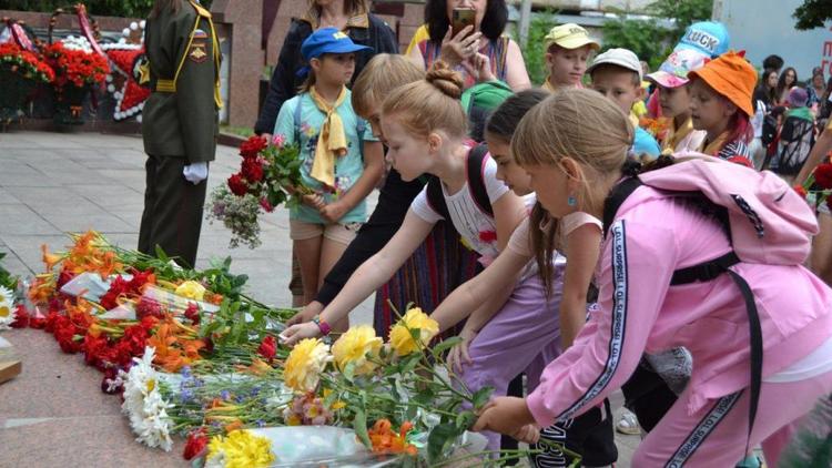 В Георгиевске митинг в День памяти и скорби собрал взрослых и детей у «Огня Вечной Славы»