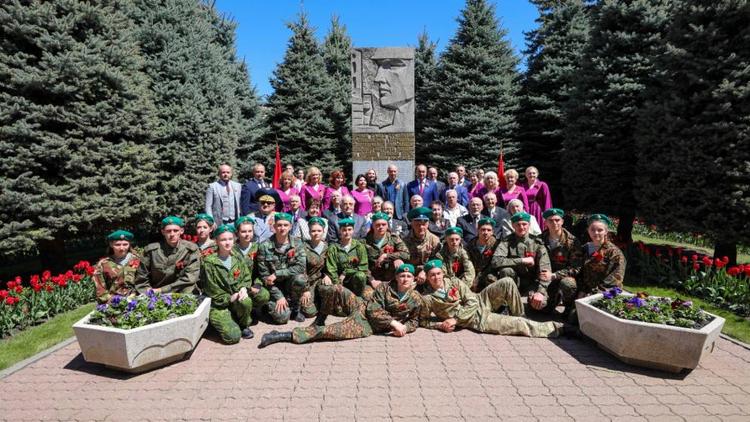 Тысячи студентов Ставропольского ГАУ спели «День Победы» вместе с Денисом Майдановым