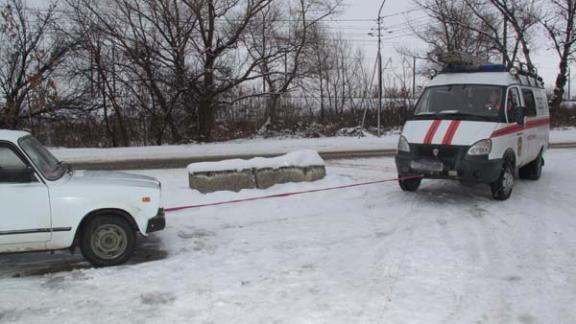 Спасатели помогают автомобилистам на заснеженных ставропольских дорогах