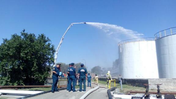 Буденновские пожарные тушили учебный пожар на нефтебазе