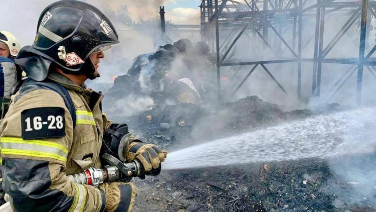 Пожарные потушили склад в Георгиевске