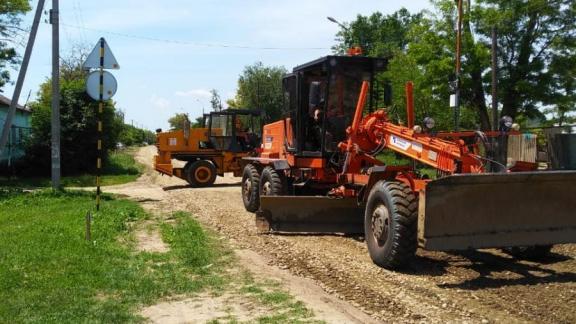 В ставропольском селе Старомарьевка ремонтируют три участка дороги