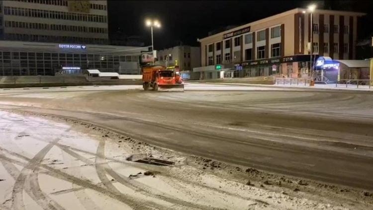 Новая спецтехника в Кисловодске помогает справляться со снегопадом 