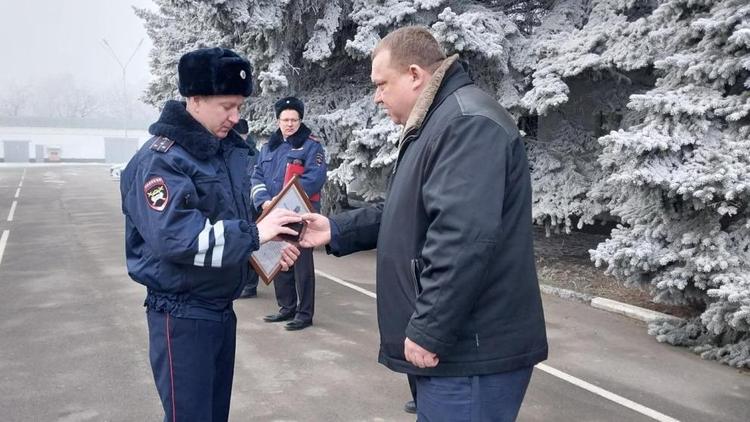На Ставрополье наградили полицейских за спасение водителя загоревшегося автобуса