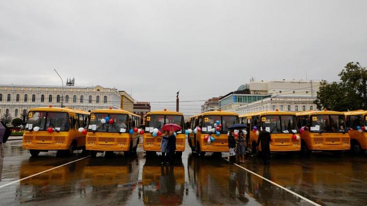 В Ставрополе состоялась церемония передачи территориям края новых школьных автобусов