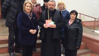 Настоятель храма и работники культуры поздравили жителей Курской с Рождественскими святками