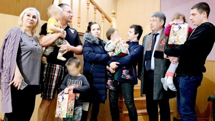 В преддверии Нового года детей поздравили депутаты Думы Ставропольского края