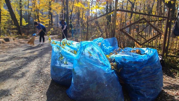 Осенью активисты Ставрополя вывезли с кладбищ 10 «КамАЗов» мусора