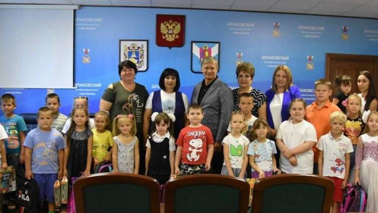 В рамках акции «СобЕРи ребёнка в школу» ставропольским детям вручили ранцы 