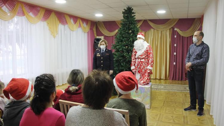 В Ставрополе «Полицейский Дед Мороз» посетил детский дом