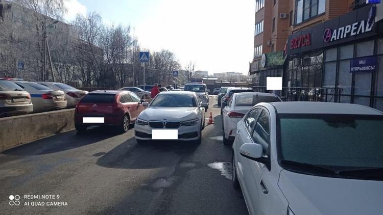 Водитель иномарки сбила женщину на парковке в Ставрополе