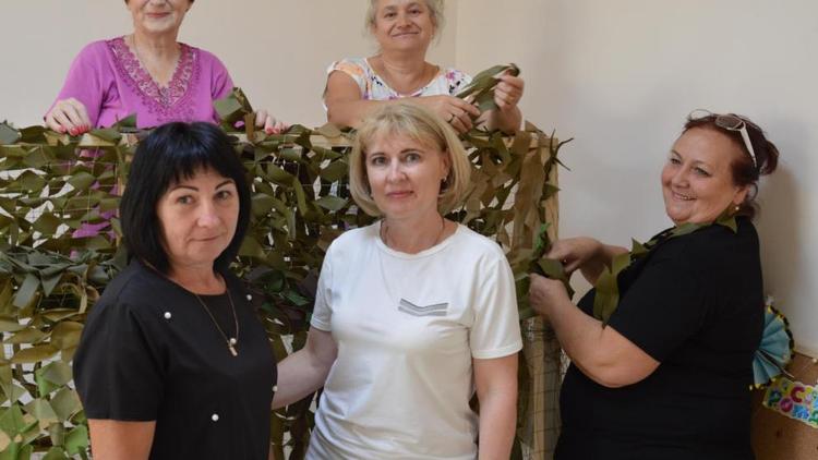 Женщины из Апанасенковского округа изготавливают маскировочные сети для бойцов