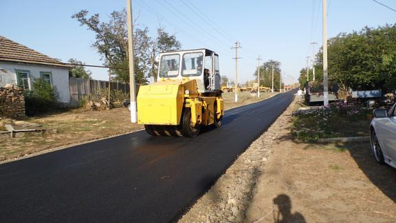 В селе Малые Ягуры Туркменского района ремонтируют разбитую дорогу