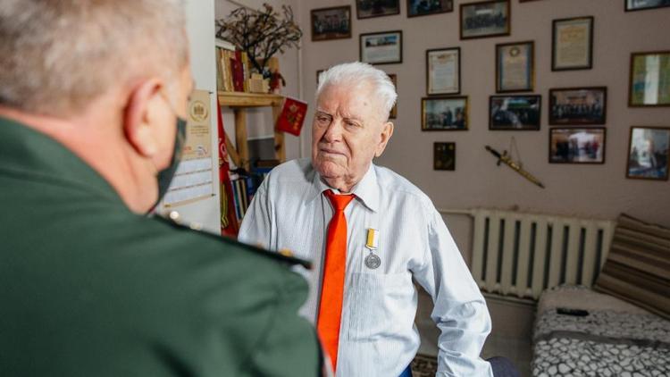 В Ставрополе ветеран Иван Богданов получил медаль за заслуги перед городом