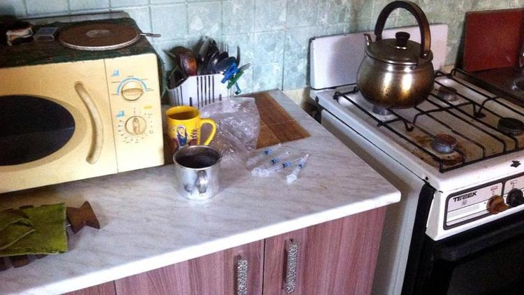 Житель Невинномысска за «дозу» пускал наркоманов в свою квартиру