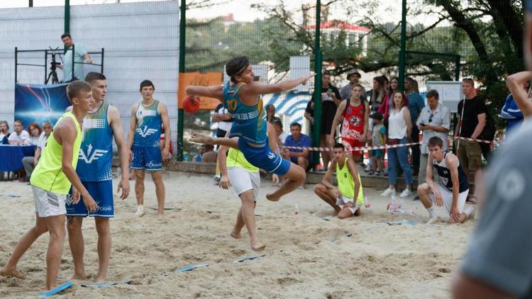 В Ставрополе прошли матчи третьего тура чемпионата Росси по пляжному гандболу