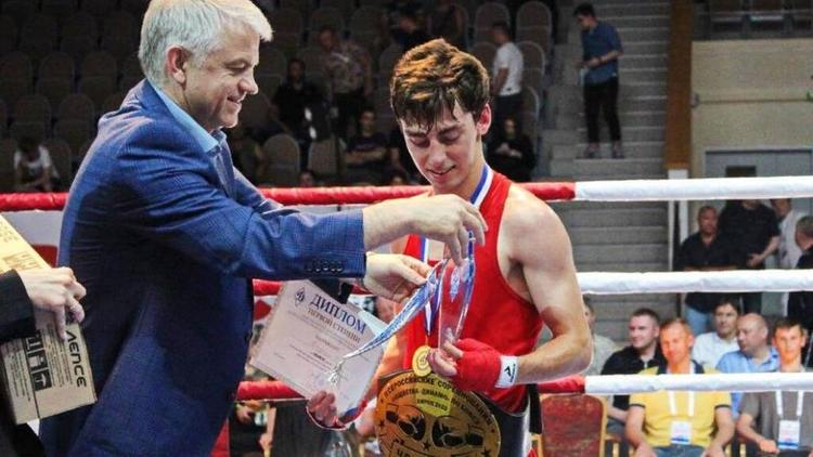 Боксёр из Невинномысска победил в финале Всероссийских соревнований в Кирове