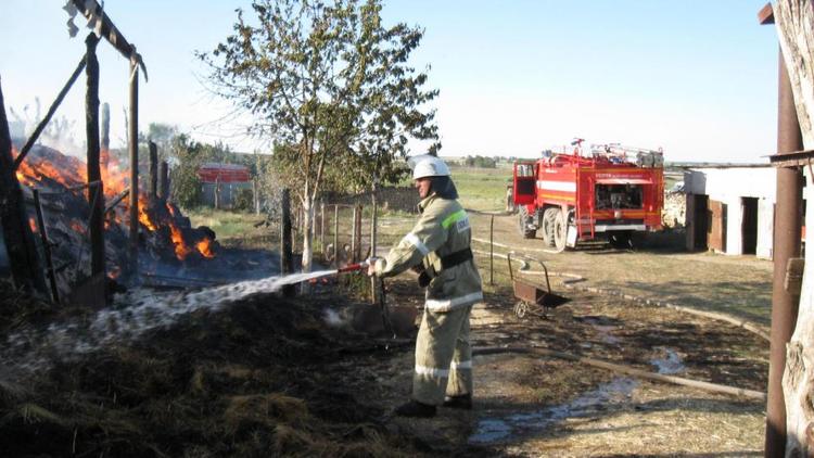 Пожарные спасали от огня хозпостройки в разных районах Ставрополья